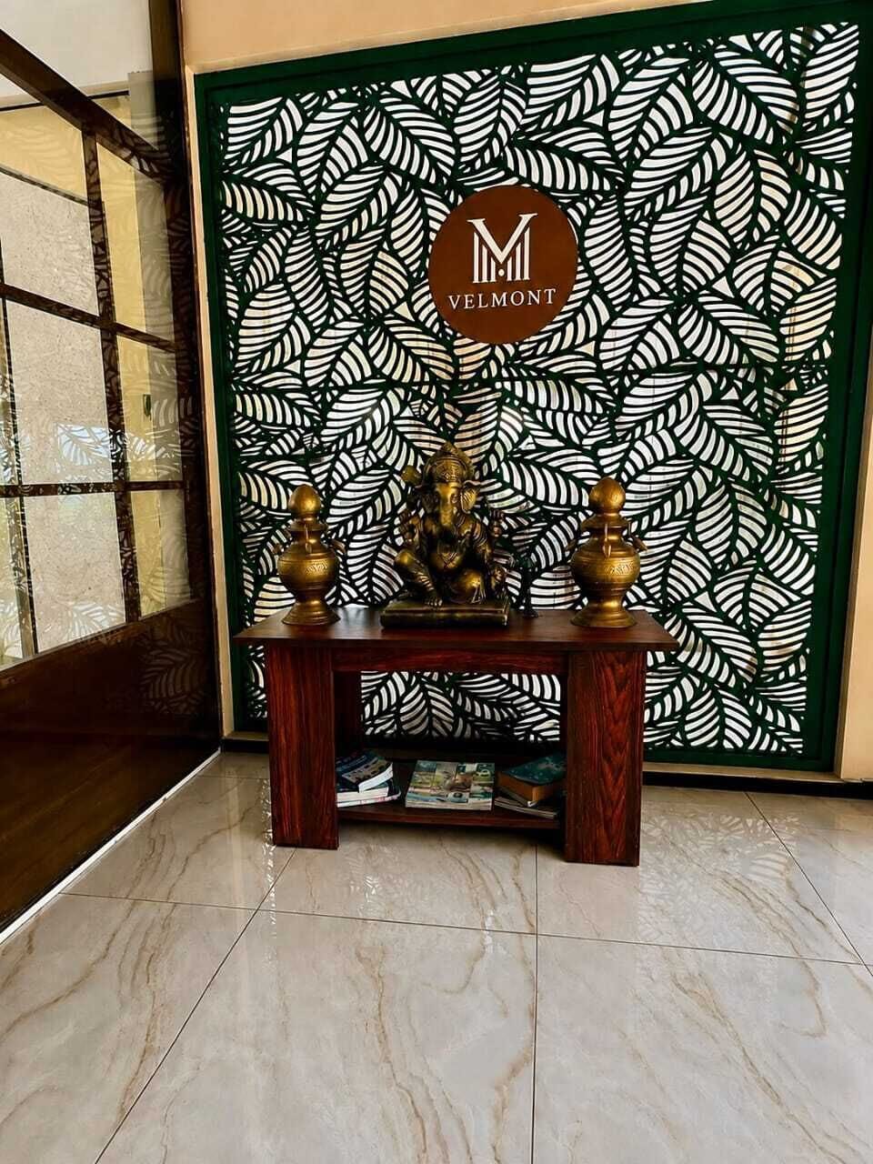 Un área de recepción con un fondo estampado, un mostrador de madera y un logotipo.