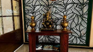 Un área de recepción con un fondo estampado, un mostrador de madera y un logotipo.