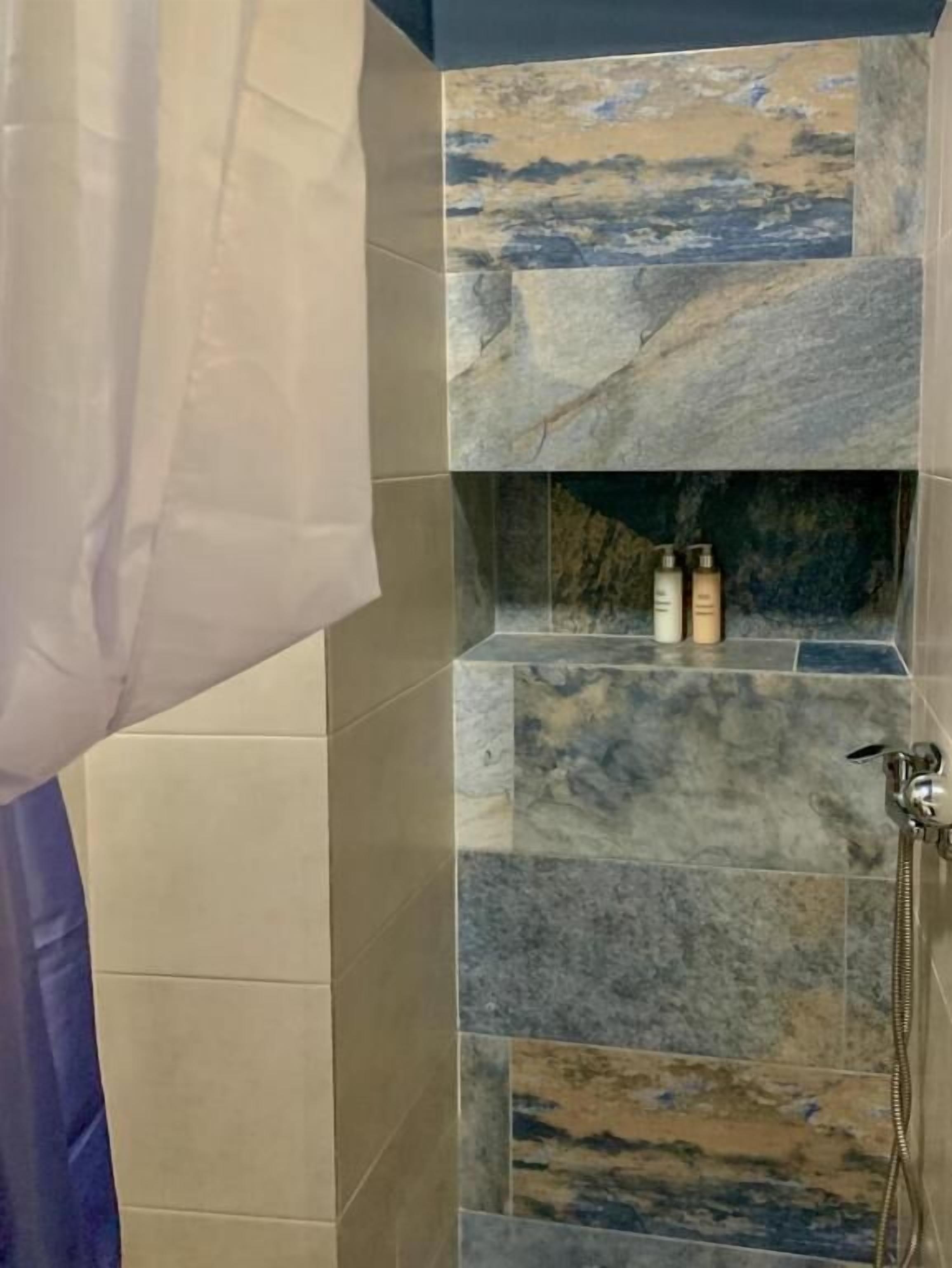 Articles de toilette gratuits, sèche-cheveux, serviettes fournies, savon
