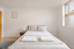 1 bedroom, WiFi, bed sheets - Modern 1BR | Sleeps 6 | Free Parking (London)
