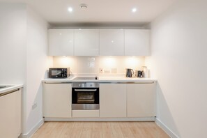Private kitchen - Modern 1BR | Sleeps 6 | Free Parking (London)