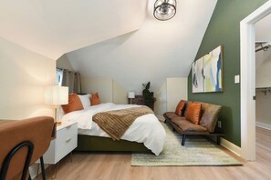 Cozy master bedroom located on the 3rd floor, featuring a comfortable bed and a relaxing sitting area. - Games+Netflix+BBQ+FREE Parking Near Bakery Square (Pittsburgh)