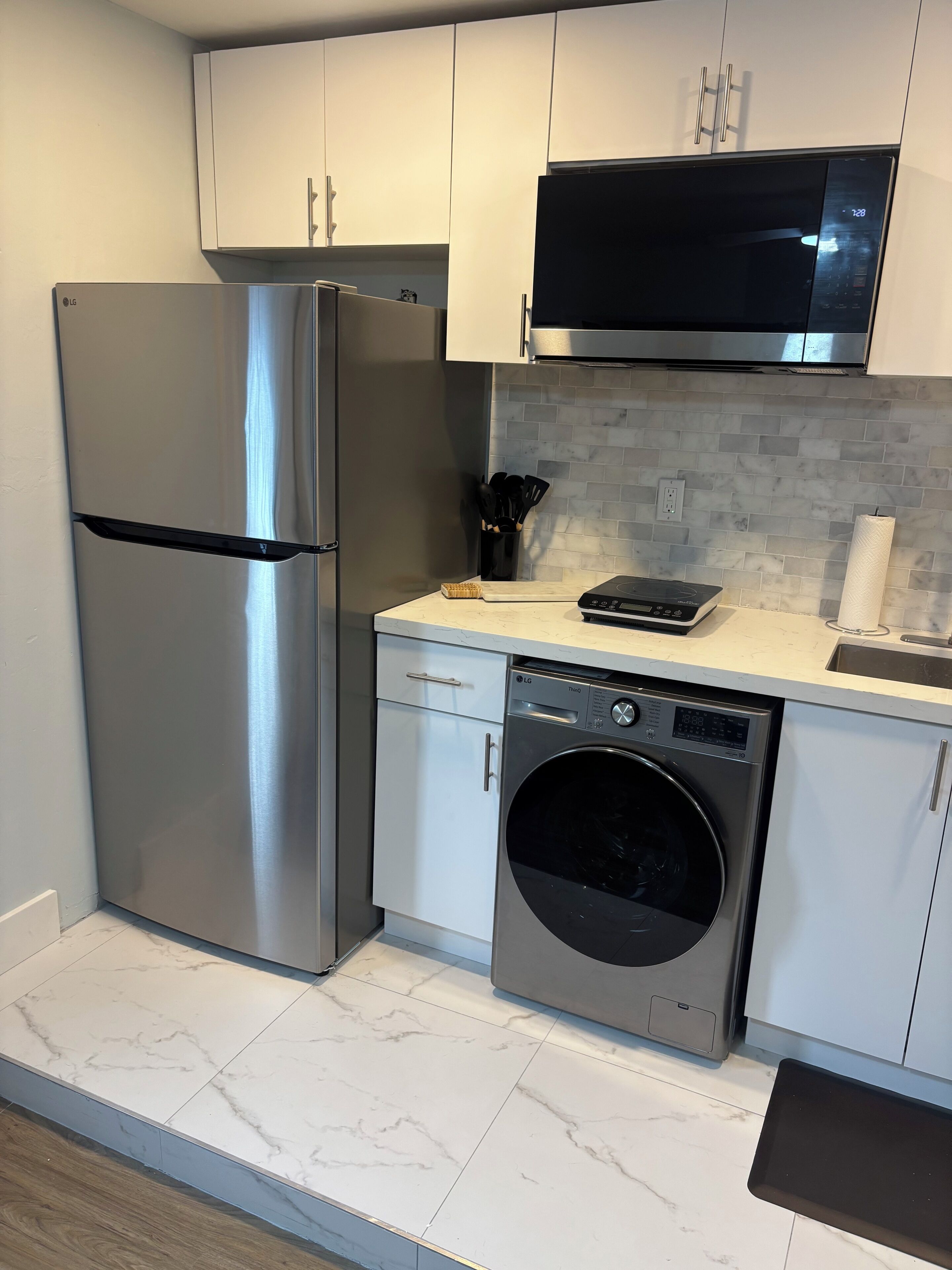 Coffee/tea maker, fridge, microwave, cookware/dishes/utensils