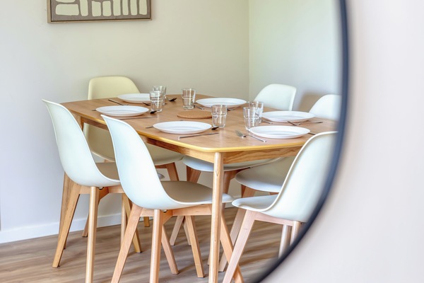 Espace de repas convivial avec vaisselle