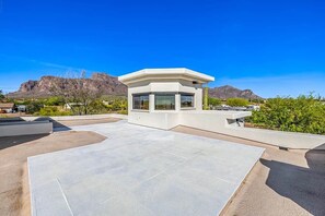 A modern building with a flat roof, surrounded by greenery and mountains. - New- Apache Junction, Amazing View, Hiking, Golf (Apache Junction)