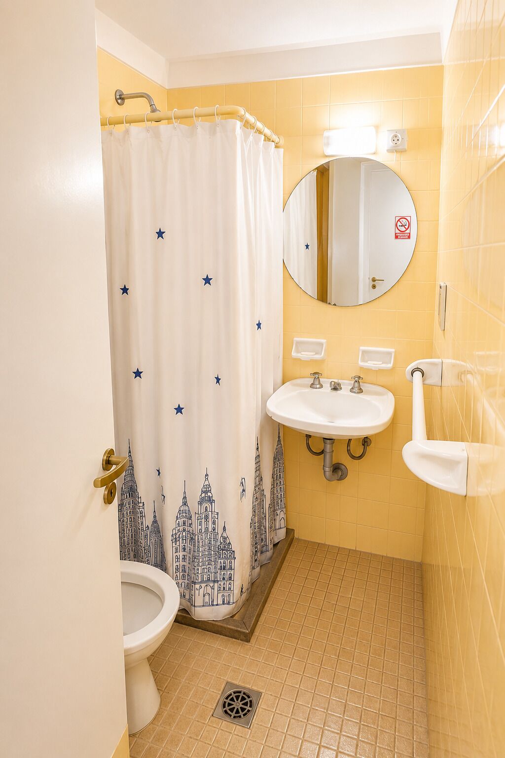 Chambre Double | Salle de bain | Douche, serviettes fournies, savon, shampoing
