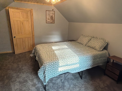 Serene 3-bedroom house with AC just outside of Ladysmith. Pet-Friendly.