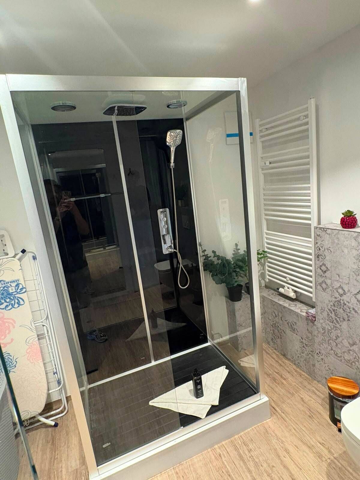Dusche, Haartrockner, Handtücher, Seife