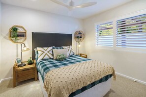 3 slaapkamers, een bureau, een strijkplank/strijkijzer, reisbedje