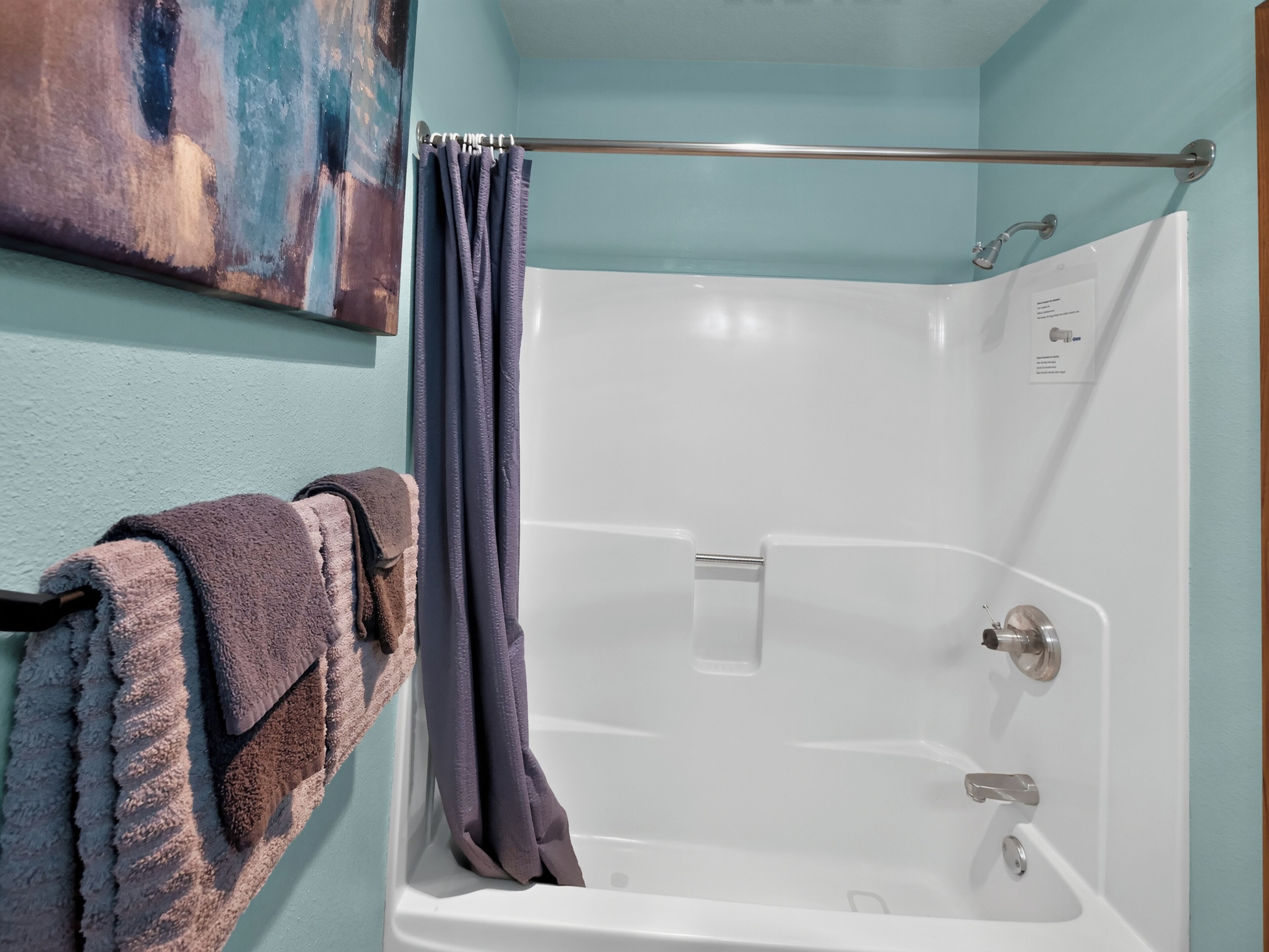 Chambre double | Salle de bain | Ensemble baignoire-douche, serviettes fournies, savon, shampooing