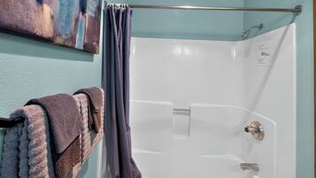 Chambre double | Salle de bain | Ensemble baignoire-douche, serviettes fournies, savon, shampooing
