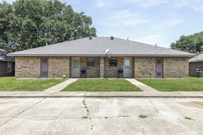 Charming brick duplex with private entrances and a quiet neighborhood feel - A&M Relax Base, 6BD/4BA/6 Cars (College Station)