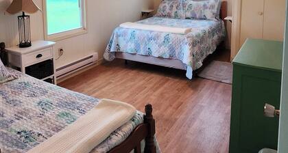 Seaside Cottage just minutes from the beach!