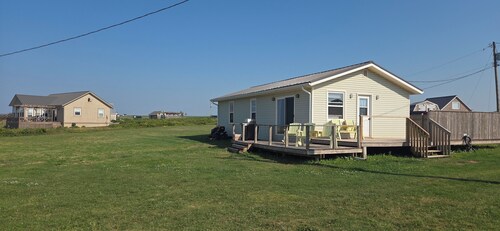 Seaside Cottage just minutes from the beach!