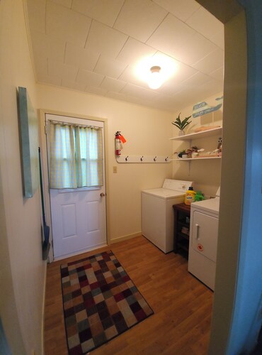 Seaside Cottage just minutes from the beach!