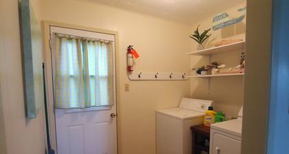 Seaside Cottage just minutes from the beach!