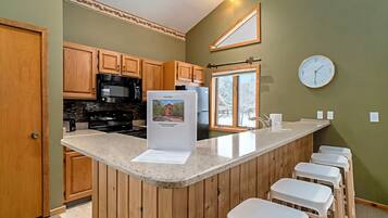 Coffee/tea maker, fridge, microwave, oven