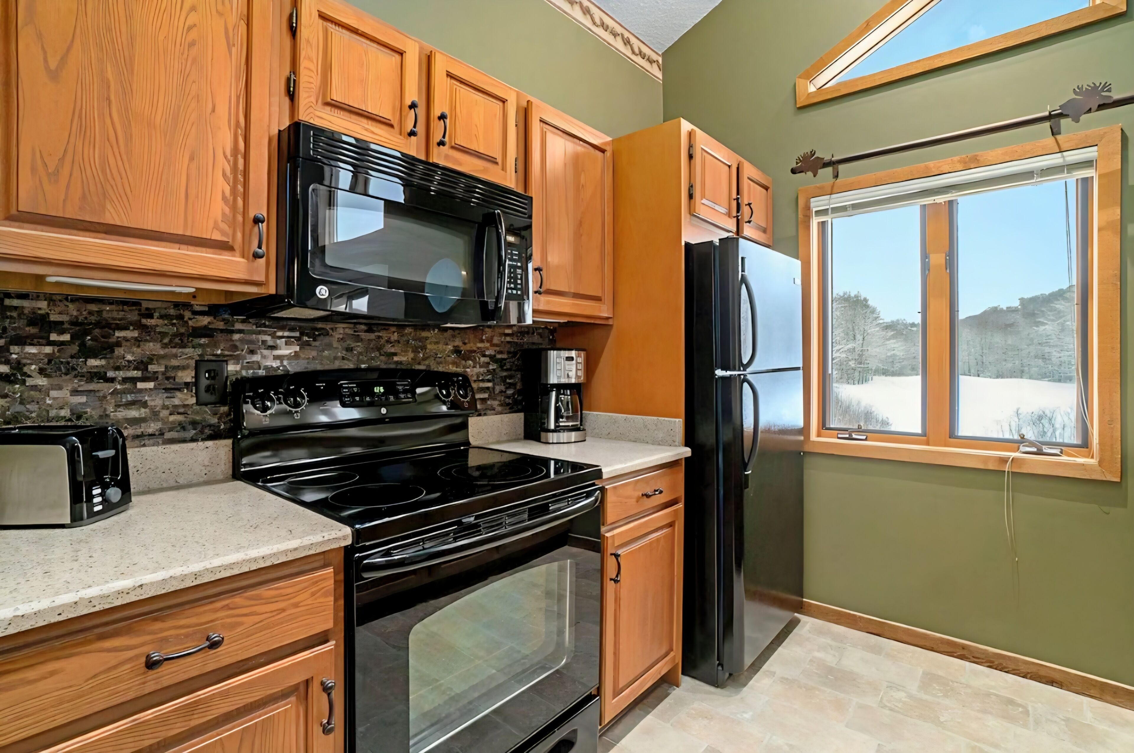 Coffee/tea maker, fridge, microwave, oven