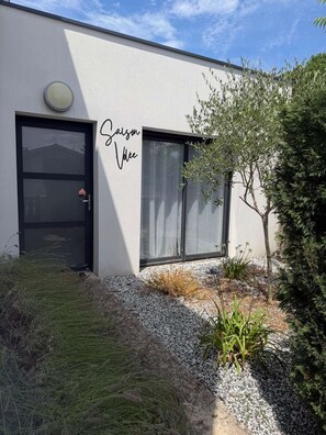 A modern building with a sign that reads 'Saison Vlee.' - Maison climatisée avec jardin (BISCARROSSE)
