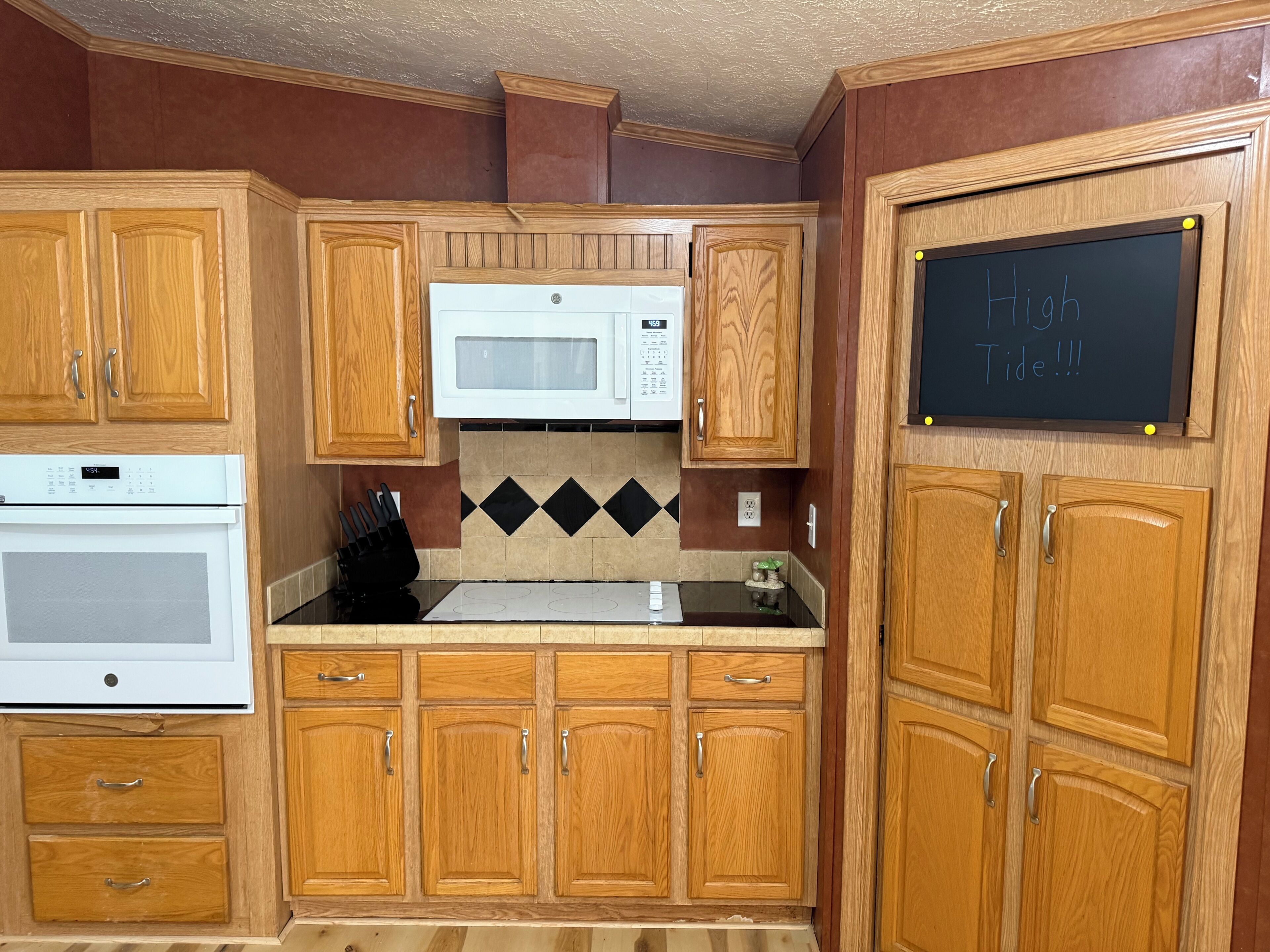 Coffee/tea maker, fridge, microwave, oven