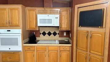 Coffee/tea maker, fridge, microwave, oven