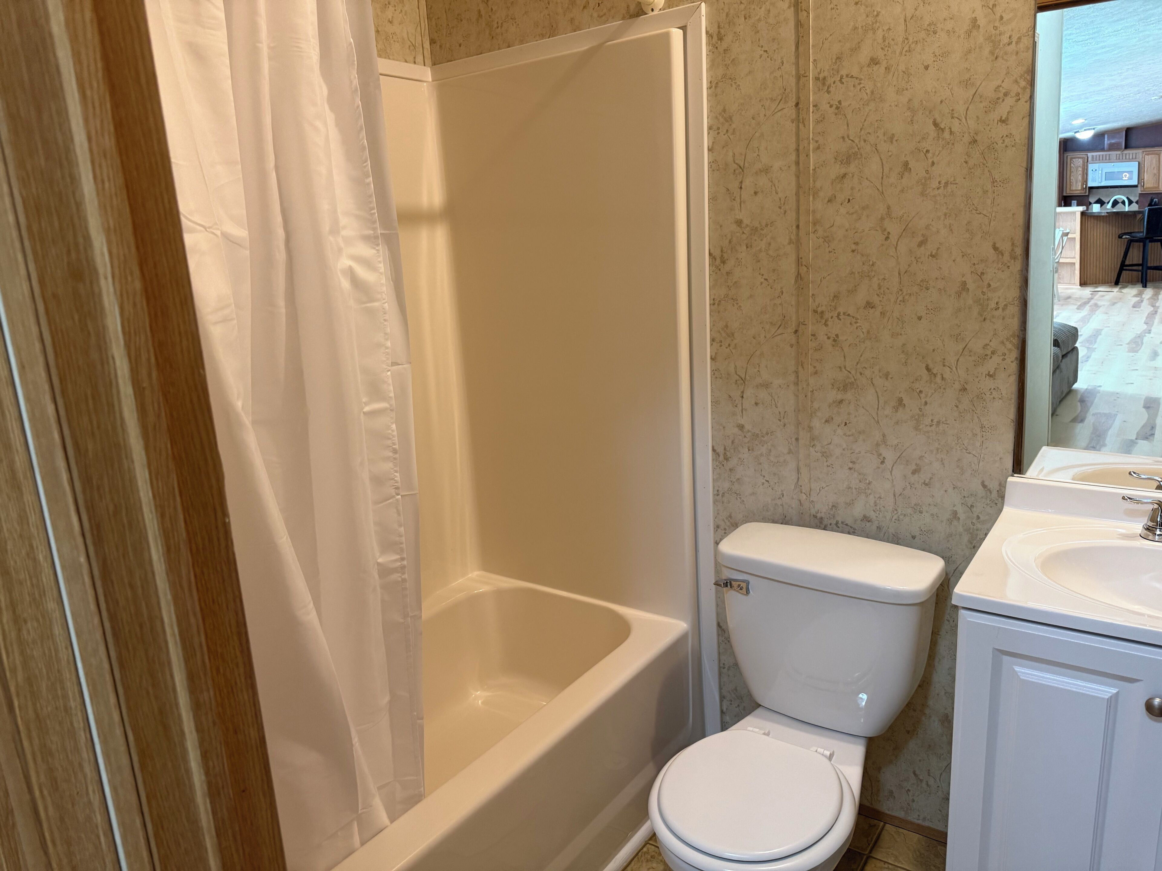 Une salle de bain avec une baignoire, des toilettes et un lavabo.