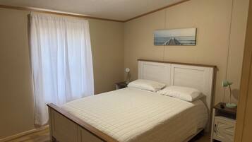 4 bedrooms, iron/ironing board, WiFi (free), bed sheets