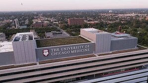Ein Gebäude mit einer Fassade, auf der 'The University of Chicago Medicine' steht.