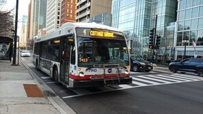 Ein Stadtbus mit der Liniennummer 4 fährt in Richtung Cottage Grove.