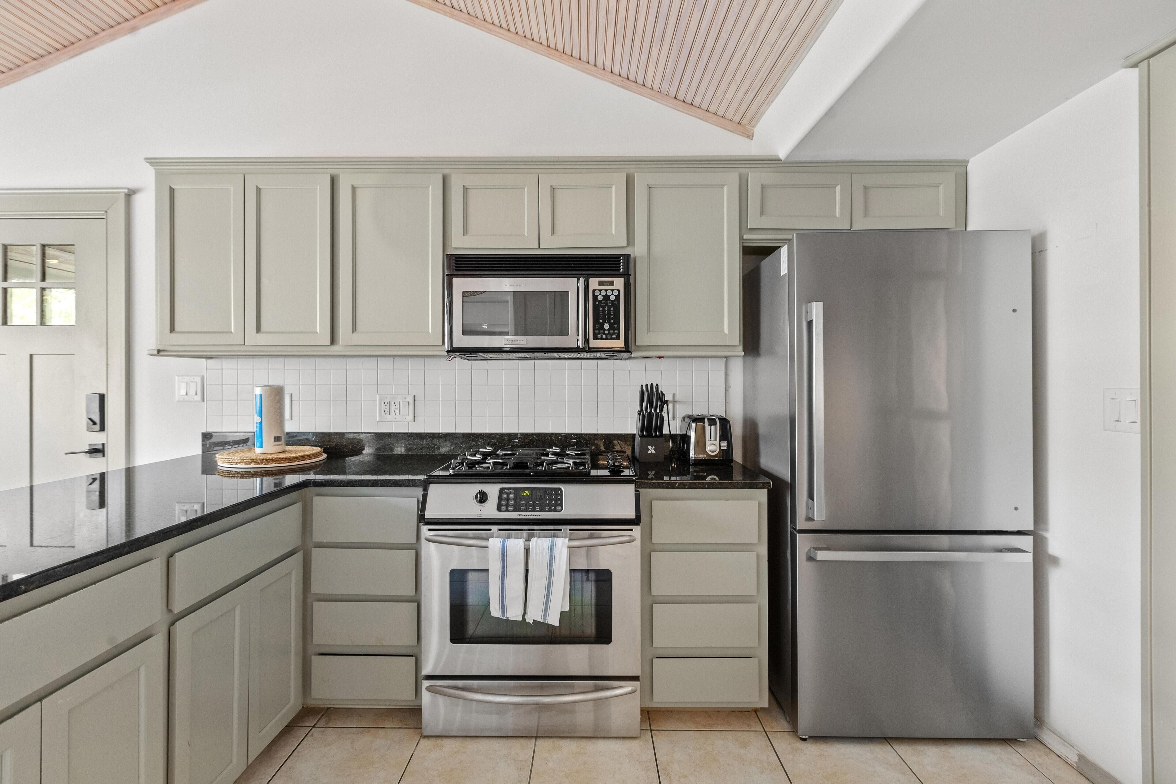 House, Multiple Beds (1111 Simmons St - MTP) | Private kitchen
