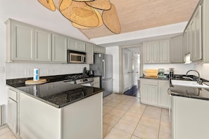 Nhà, nhiều giường (1111 Simmons St - MTP) | Bếp riêng