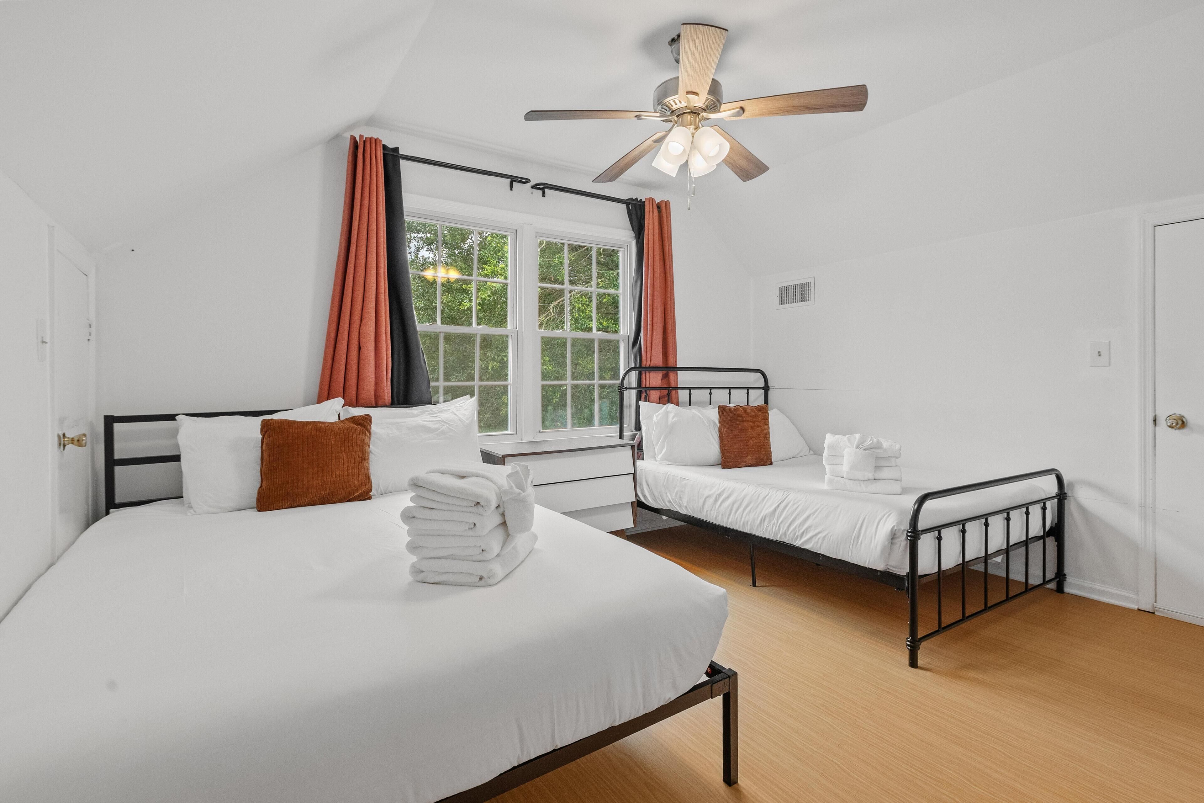 House, Multiple Beds (Six Mile Abode-5 Miles to Beach-Huge ) | 4 bedrooms