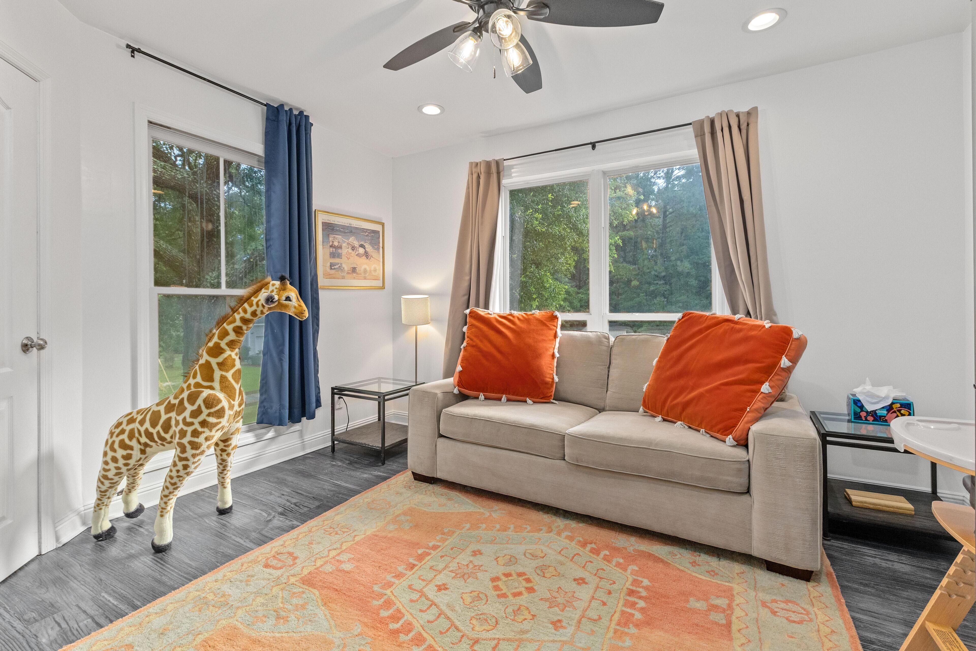 House, Multiple Beds (Six Mile Abode-5 Miles to Beach-Huge ) | Living area