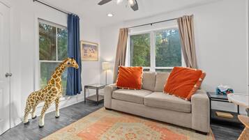 House, Multiple Beds (Six Mile Abode-5 Miles to Beach-Huge ) | Living area