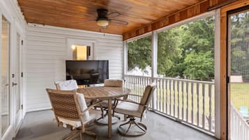 House, Multiple Beds (Six Mile Abode-5 Miles to Beach-Huge ) | Outdoor dining