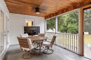Outdoor dining - Six Mile Abode-5 Miles to Beach-huge Yard (Mount Pleasant)