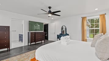 House, Multiple Beds (Six Mile Abode-5 Miles to Beach-Huge ) | 4 bedrooms