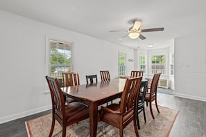 Dining - Six Mile Abode-5 Miles to Beach-huge Yard (Mount Pleasant)