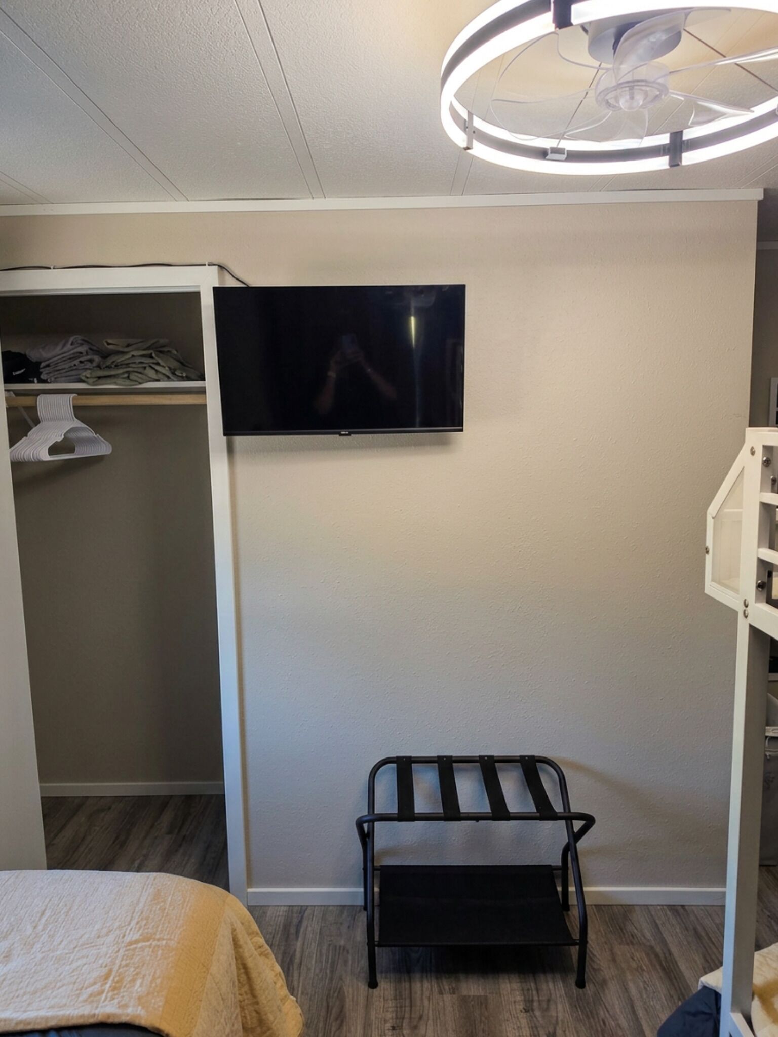 3 bedrooms, desk, WiFi (free), bed sheets