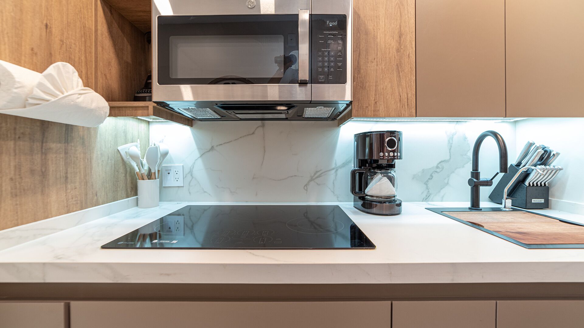 Coffee/tea maker, fridge, microwave, oven