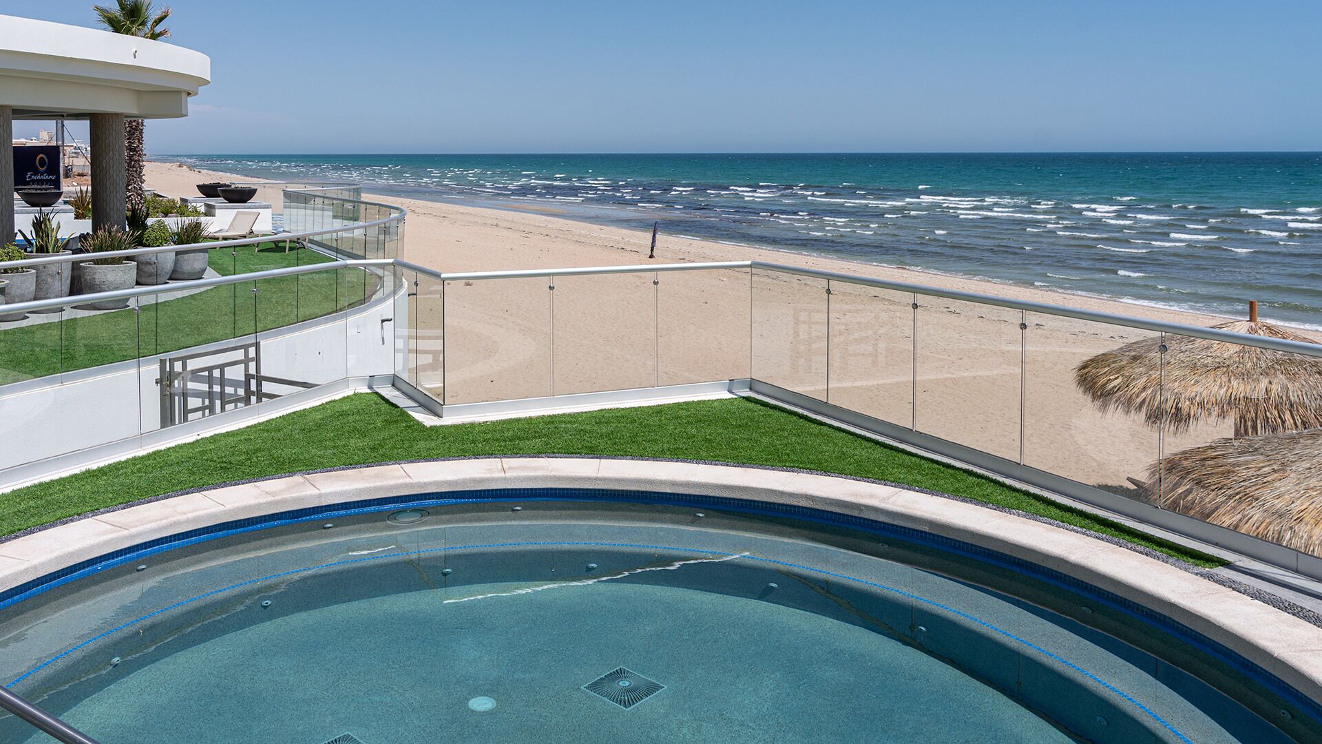 Una piscina con vista sulla spiaggia e sull'oceano.