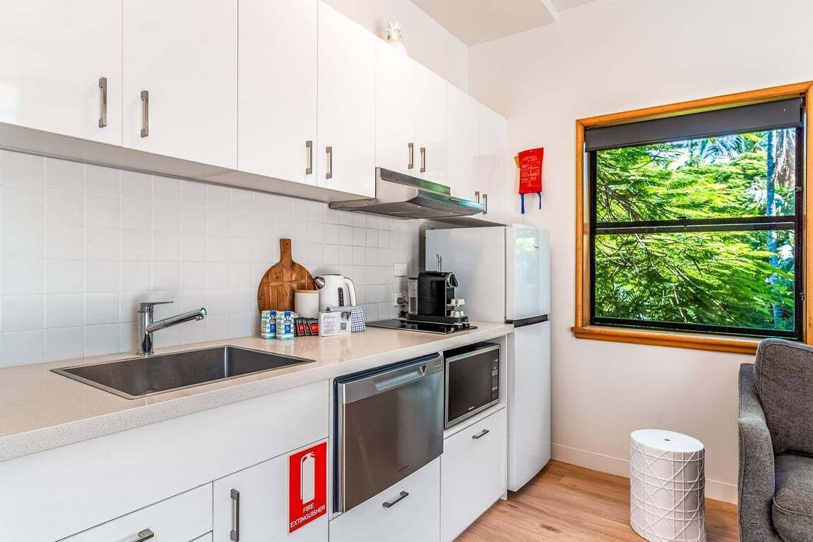 Coffee/tea maker, fridge, microwave, oven