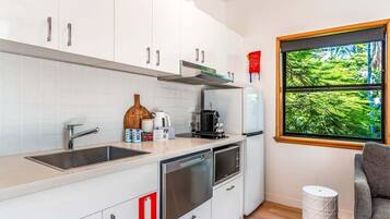 Coffee/tea maker, fridge, microwave, oven