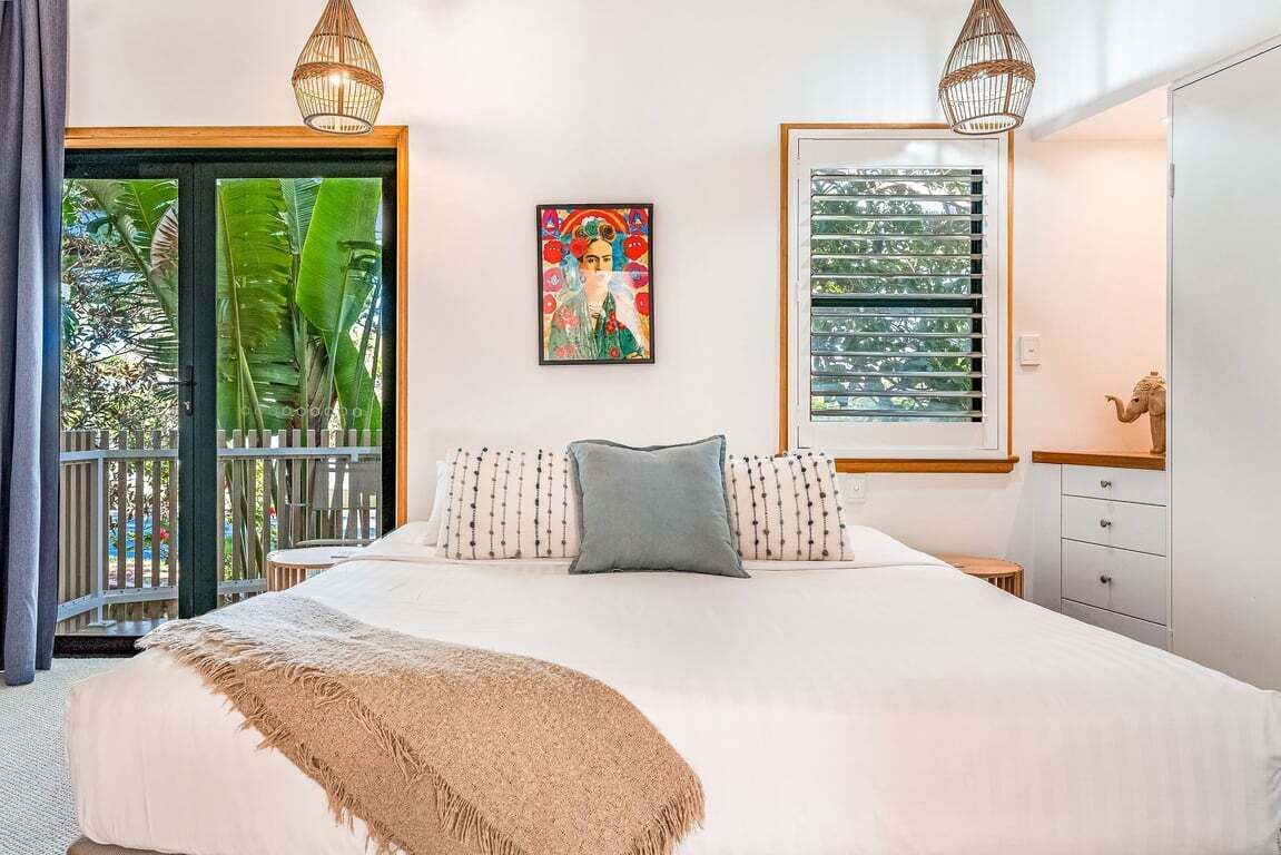 Iron/ironing board, bed sheets