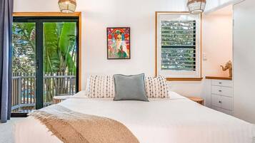 Iron/ironing board, bed sheets