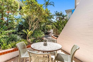 Outdoor dining - Mata Hari - Unit 5, 47 Shirley St, The Crest (Byron)