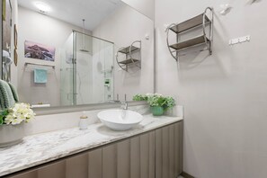 Apartamento | Baño | Ducha, secador de pelo, toallas y jabón
