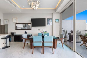 Apartamento | Restaurante al aire libre
