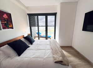 A bedroom with a bed, a large window, and a view of the outdoors. - Vista al Caribe · 4 balcones · Plaza Marina · TOP (Cancún)