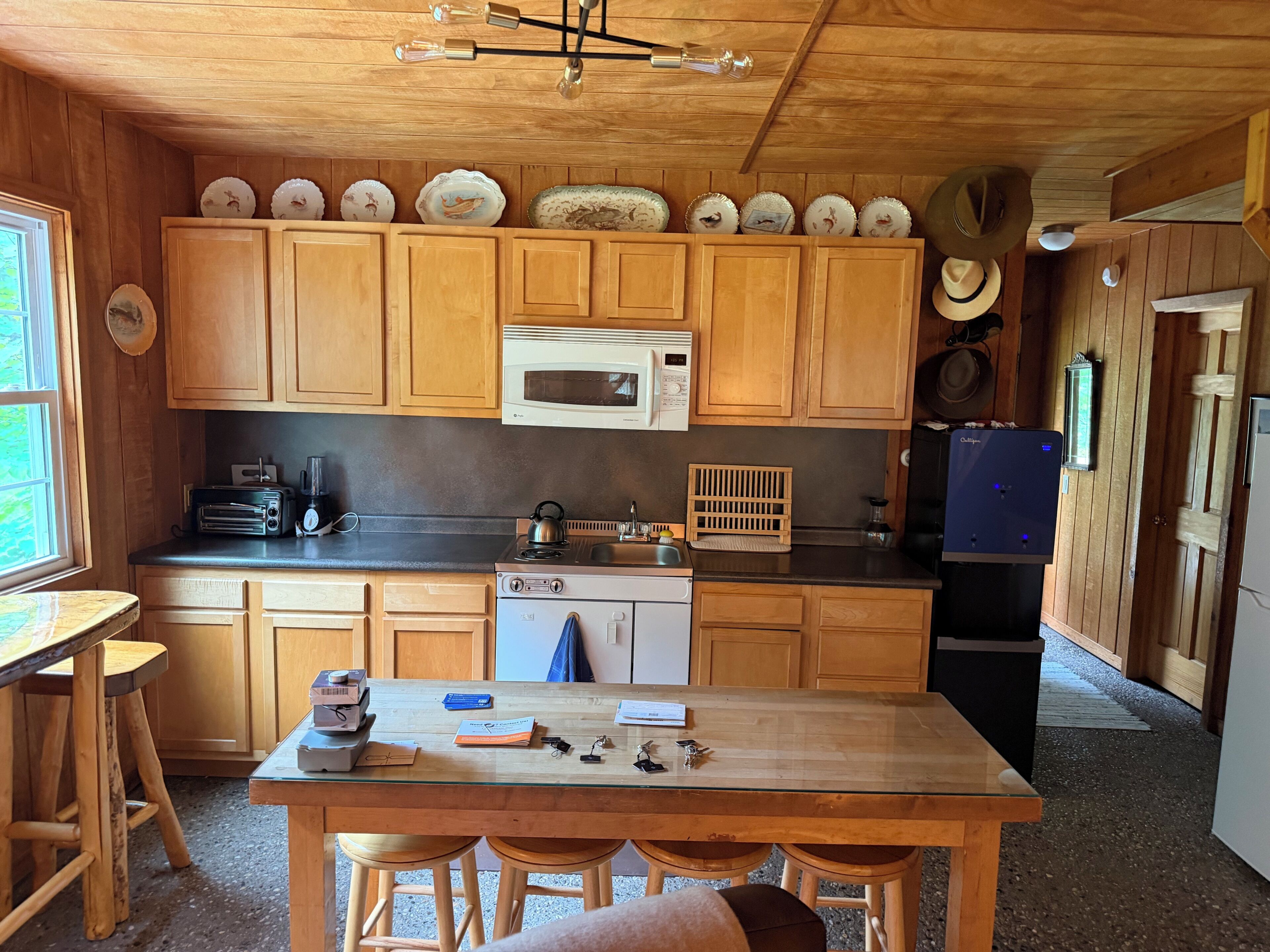 Coffee/tea maker, fridge, microwave, stovetop